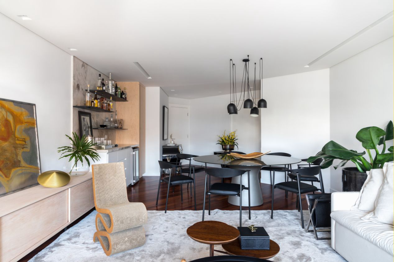 Salas de estar e jantar integradas permitem reunir mais convidados. Foto: Eduardo Macarios