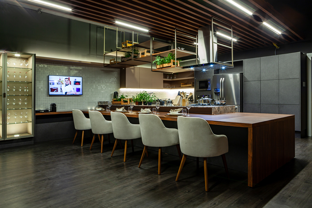 Cozinha Gourmet tem como diferencial a automação de iluminação, som e imagem. Foto: Daniel Sorrentino / divulgação.