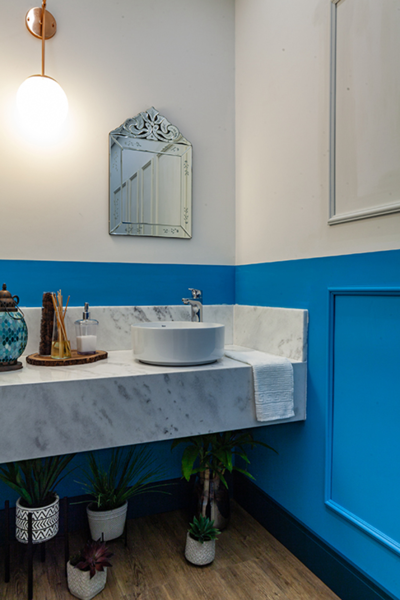 Banheiro projetado para a mostra Morar mais por menos 2019. Foto: Daniel Sorrentino / divulgação.