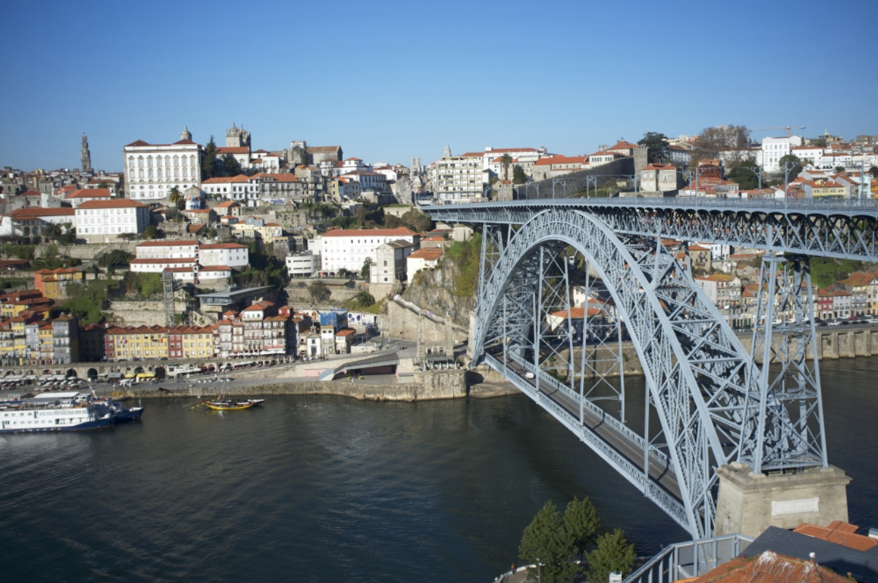 Ponte D. Luís I, construída entre 1881 e 1888, é um dos marcos arquitetônicos de Porto. Foto: Aleksandr Zykov/ Flickr