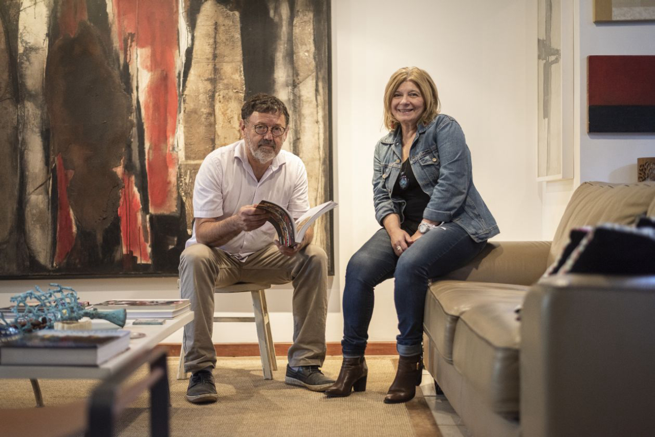 Na casa de José Antonio e Myrian, as obras refletem a trajetória do artista e a história do casal. Foto: Fernando Zequinão/Gazeta do Povo