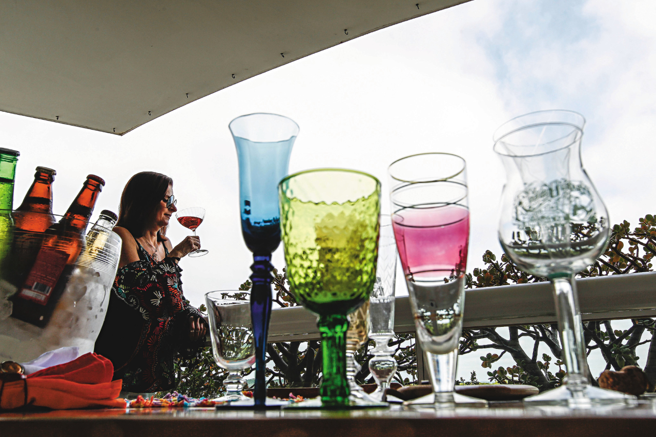 Andreia Oliveira coleciona copos e faz questão de usá-los sem seguir uma combinação perfeita. Foto: Jonathan Campos / Divulgação 