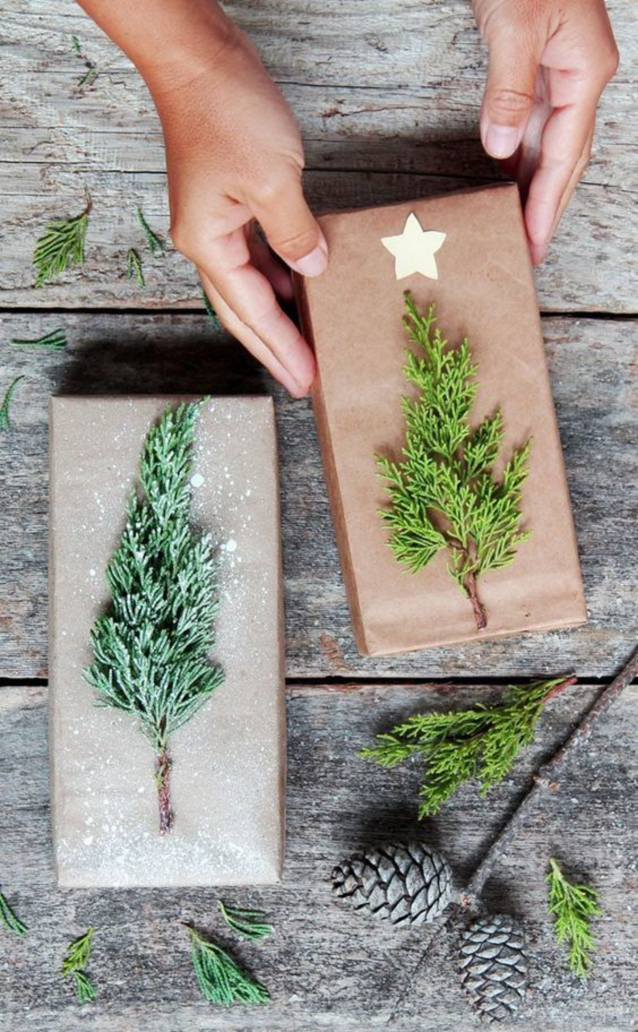 E se os presentes na árvore tiverem embalagens personalizadas? Aqui papel kraft e pequenos ramos dão o toque especial. Foto: Reprodução Pinterest. 