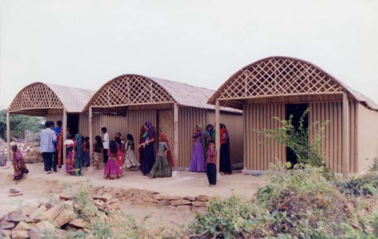 Abrigos levantados com tubos de papelão, bambus e entulhos de construção na Índia em 2001.  Foto: Kartikeya Shodhan/Shigeru Ban Architects