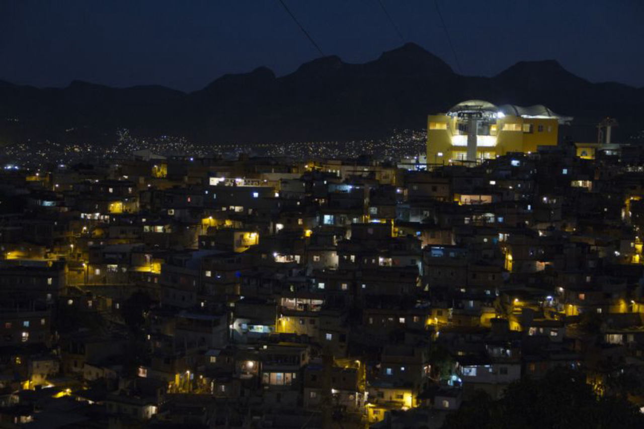 Vista noturna de uma das favelas do Complexo da Maré. Foto: Luiz Baltar/Flickr