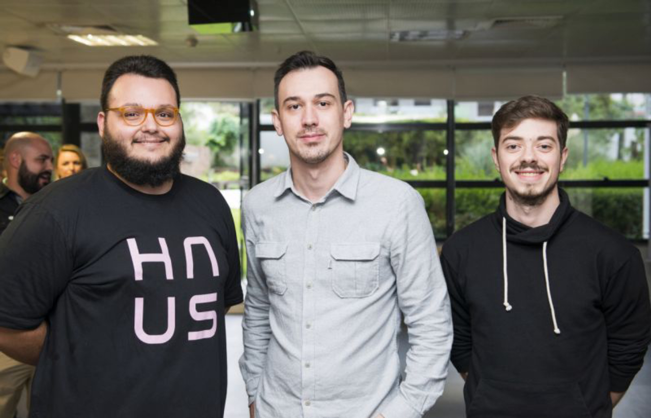 O editor assistente da Haus, Luan Galani, com Fabio Henrique Farias e Gabriel Tomich, do Estúdio 41. Foto: Leticia Akemi