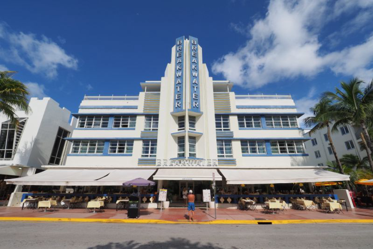 Localizado na Ocean Drive, o Breakwater Hotel é um dos mais icônicos da região. Foto: Bigstock