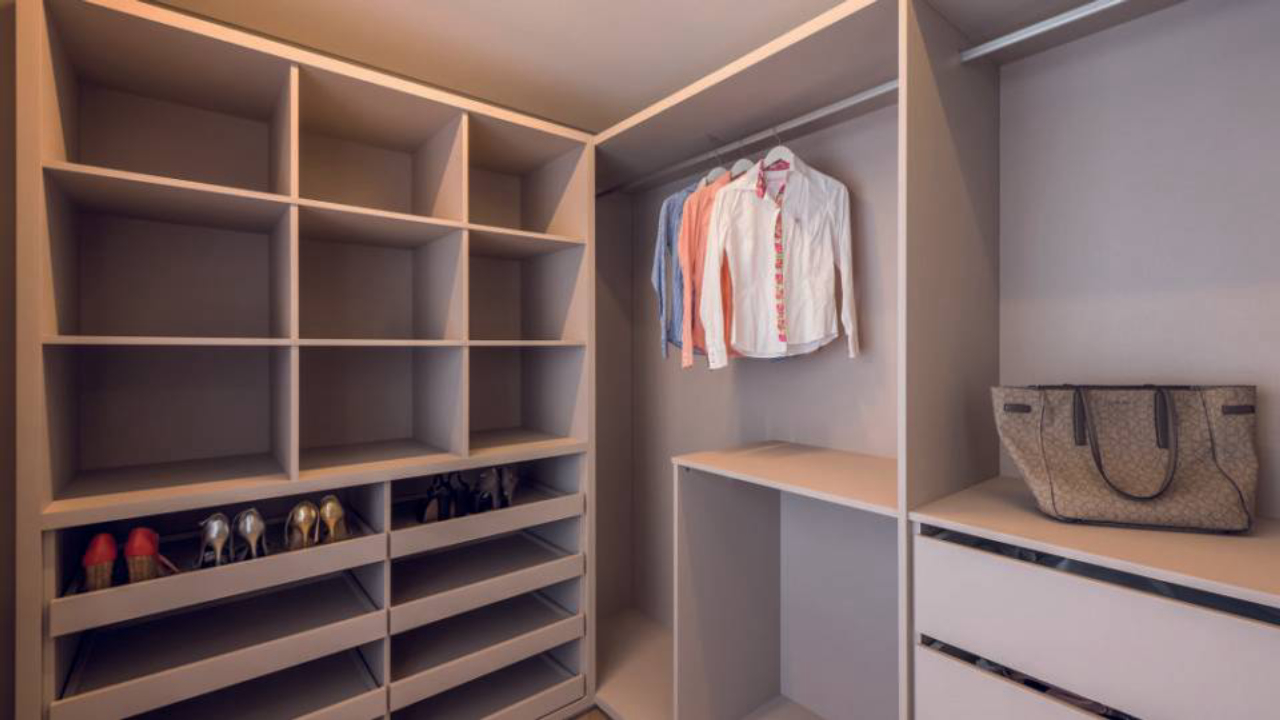 Armário aberto da Formighieri Pisos e Decks tem conceito contemporâneo, linhas retas e cores neutras. Conta com nichos de armazenamento, cabideiro, maleiro e sapateira em gaveta. 