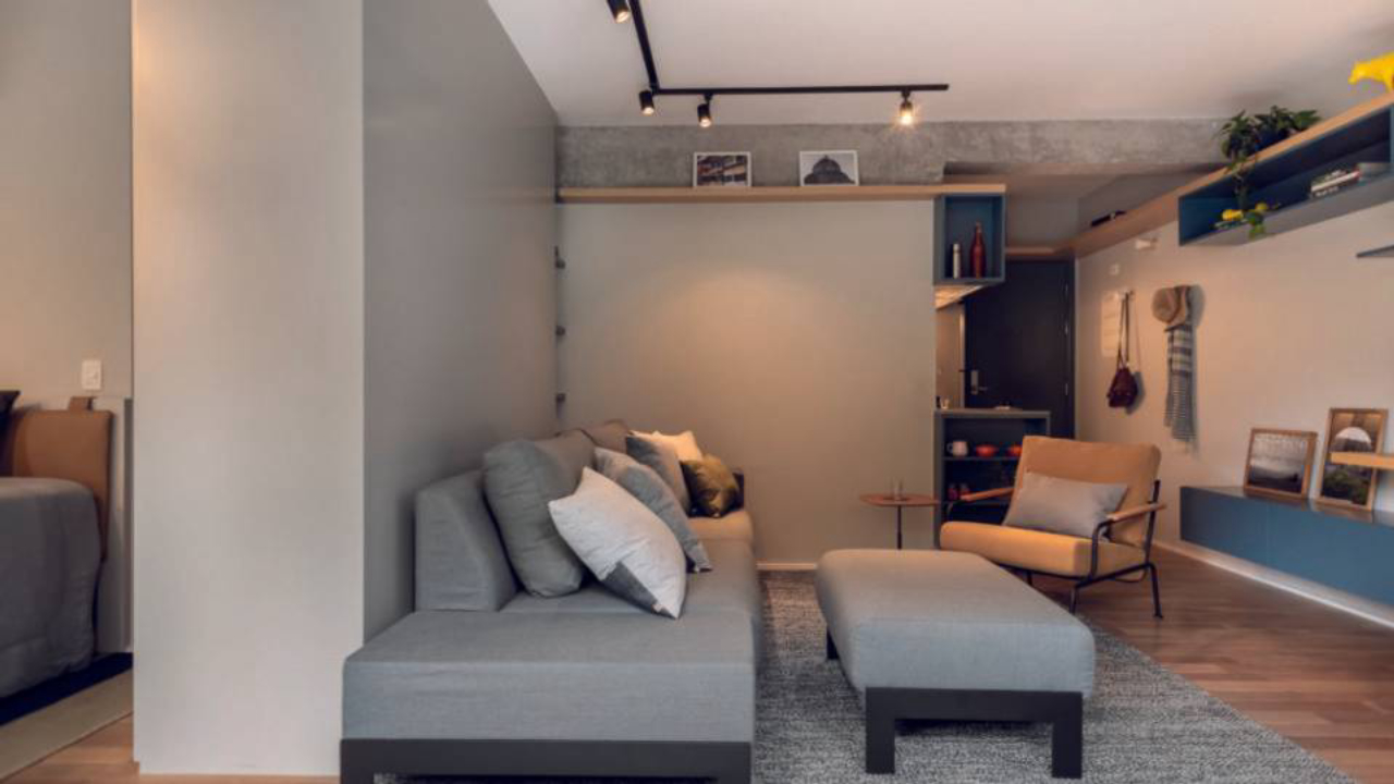  Cozinha, sala e quarto integrados multiplicam o espaço em estúdio de 50 m².  Foto: Escanhuela Fotografias  