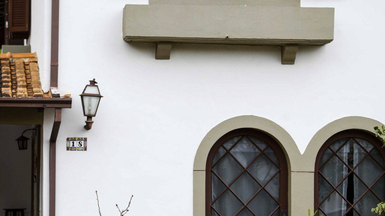 Moldura de portas e janelas, chamadas em Portugal de 'cantarias'.