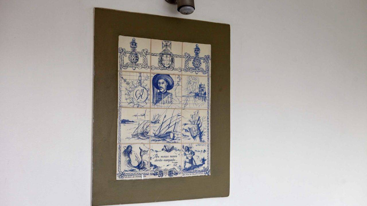 Em uma das casas, um painel em azulejos retrata passagem da obra 'Os Lusíadas', de Luís de Camões.