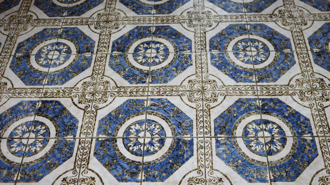 Detalhes do piso original em azulejo de uma das casas.