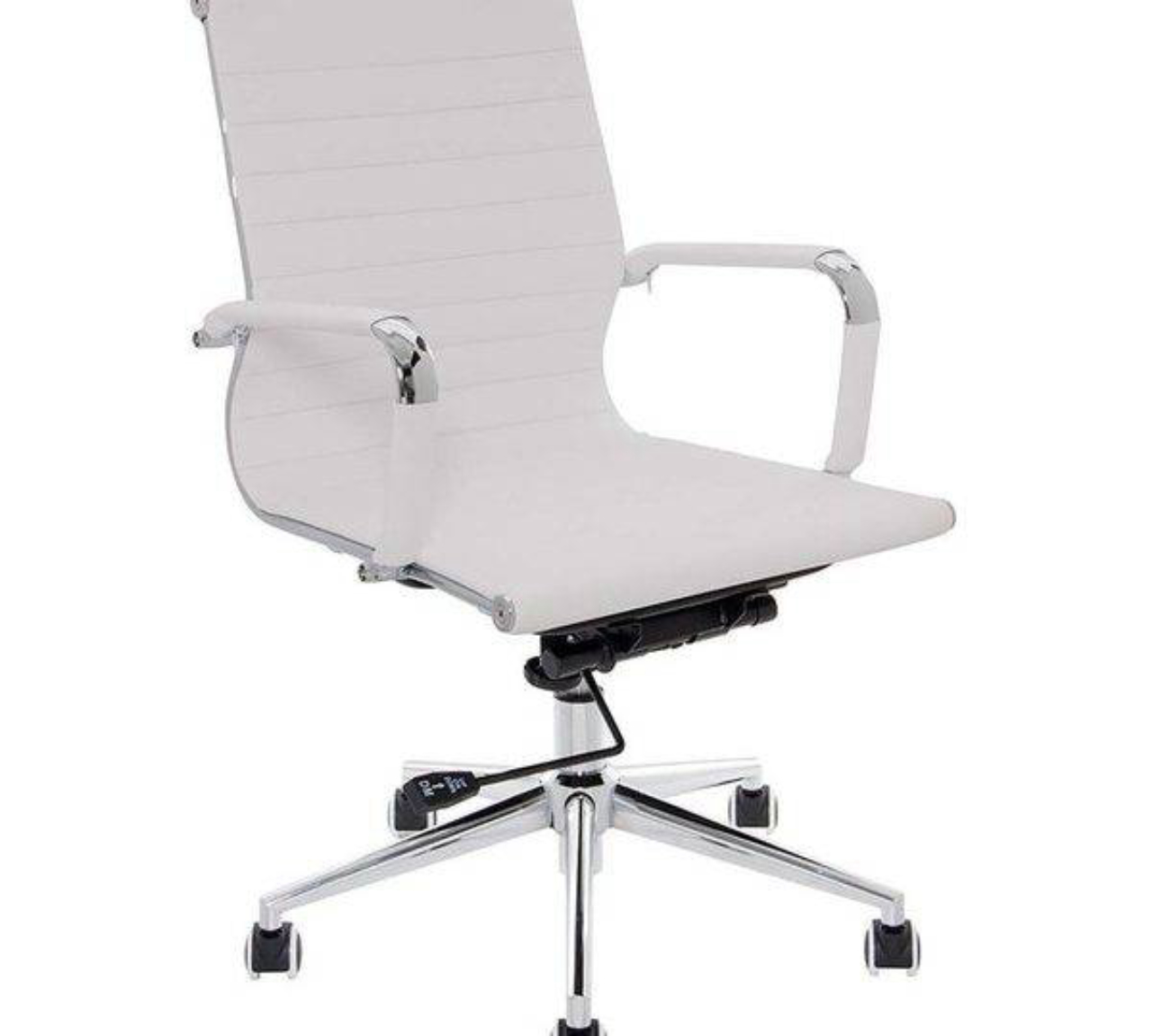 Um dos destaques promocionais da loja é a cadeira gerente Roma. Com o desconto de 42% o item está sendo vendido online, por R$ 399,92