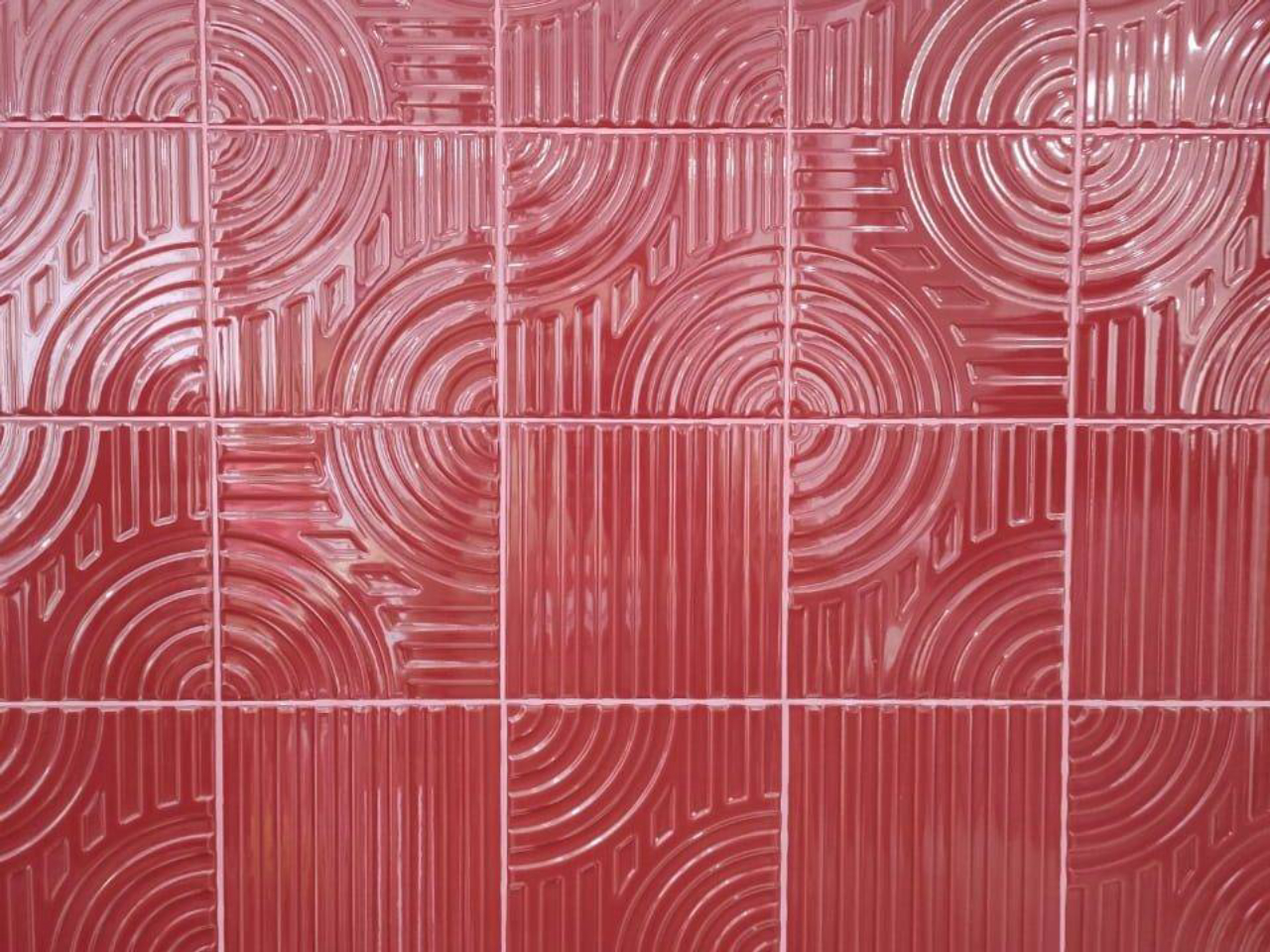 A Eliane traz uma série de azulejos assinados pelo designer carioca Zanine de Zanini, com cores e relevos diferentes. E, em comemoração aos 60 anos da marca, lançam o azulejo Poente, em um vermelho Velvet, que reinterpreta a azulejaria dos anos de 1960.