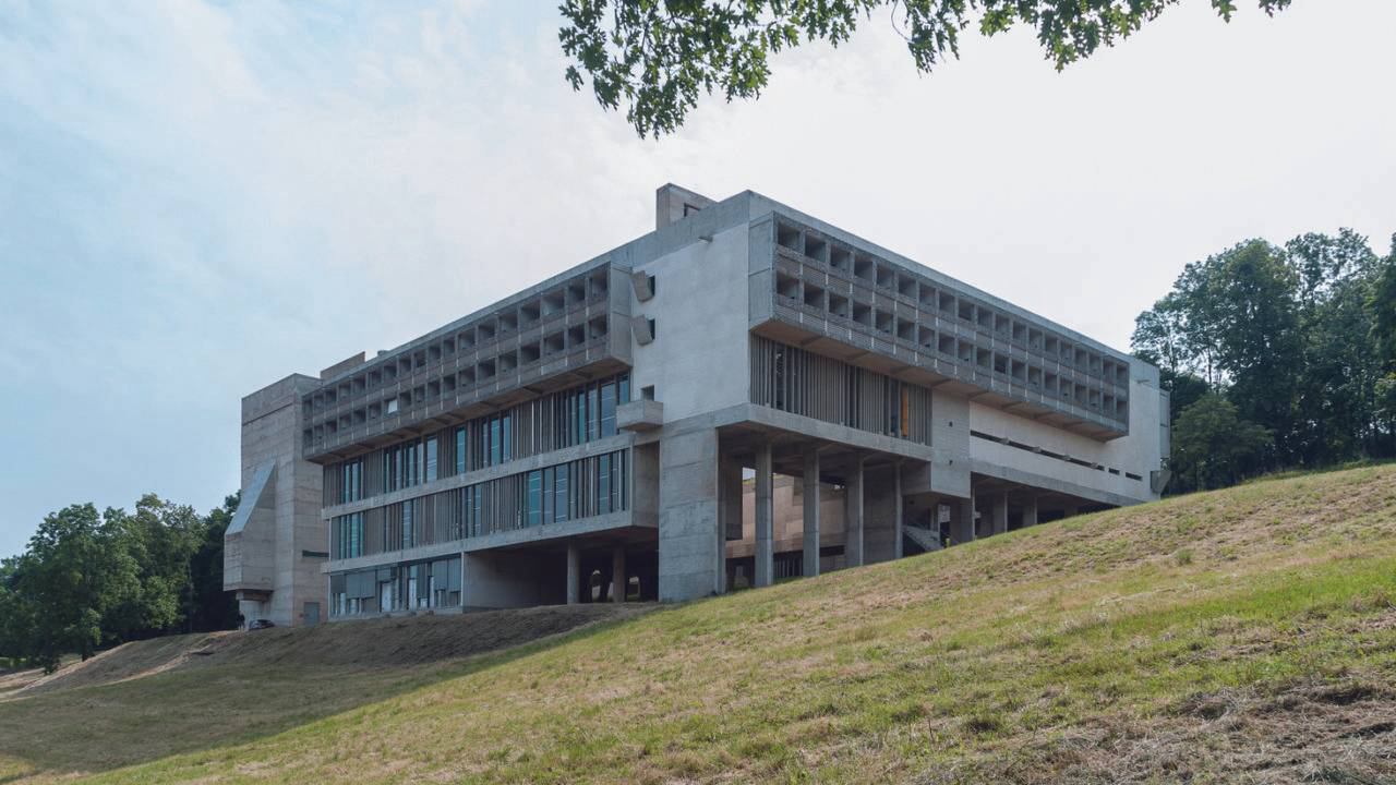 Convento de La Tourette, na França, de Le Corbusier: construção em declive e estrutura em concreto armado aparente e vidro. Fotos: Fernando Schapochnik/ArchDaily