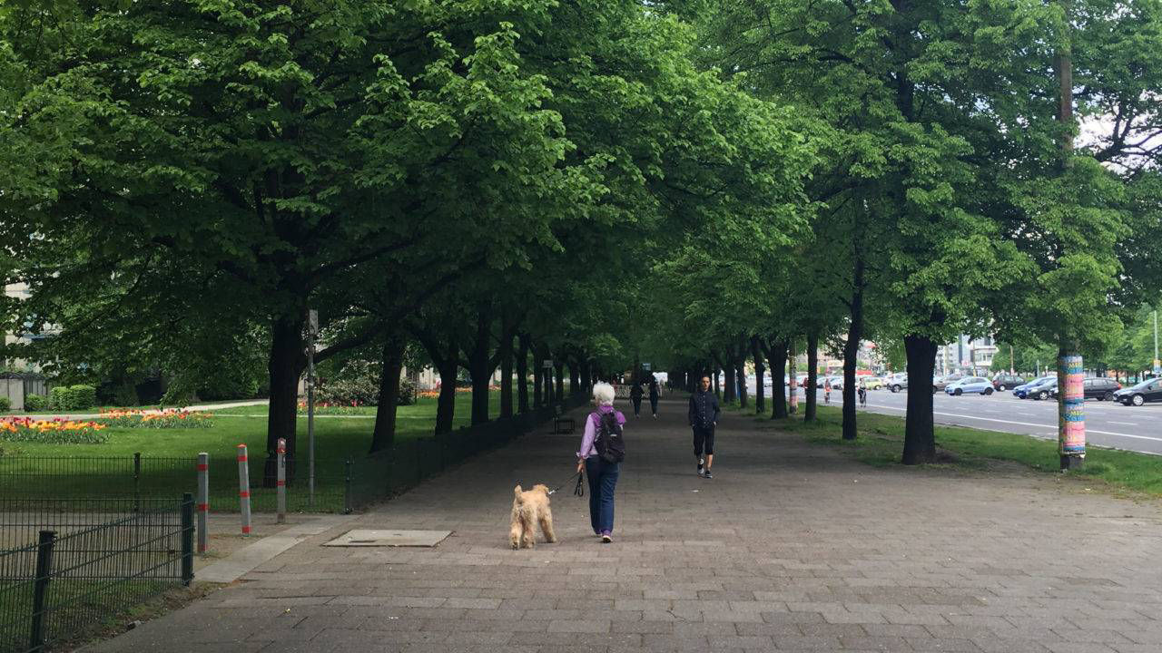 Também em Berlim, a calçada é o elo do cidadão com o seu entorno.