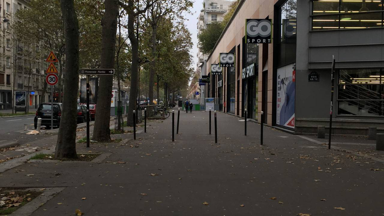 Calçadas em grandes dimensões pelo centro de Paris.