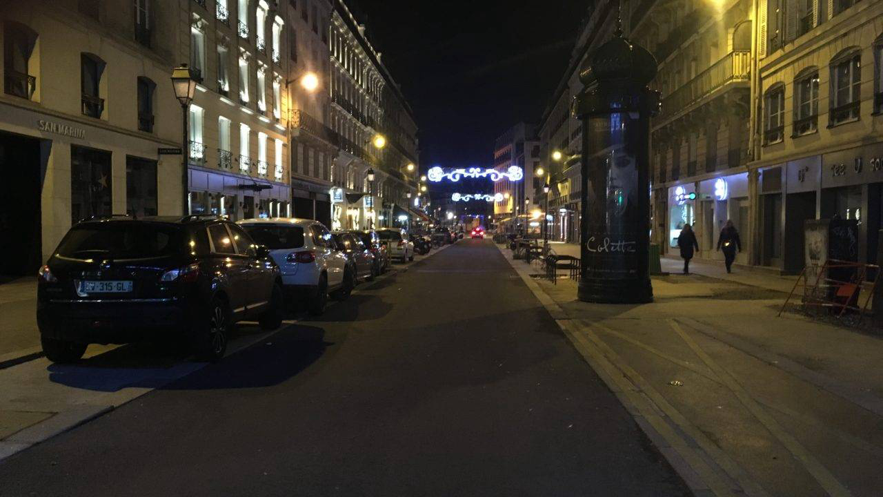 Ruas de Paris diminuem o espaço para carros.