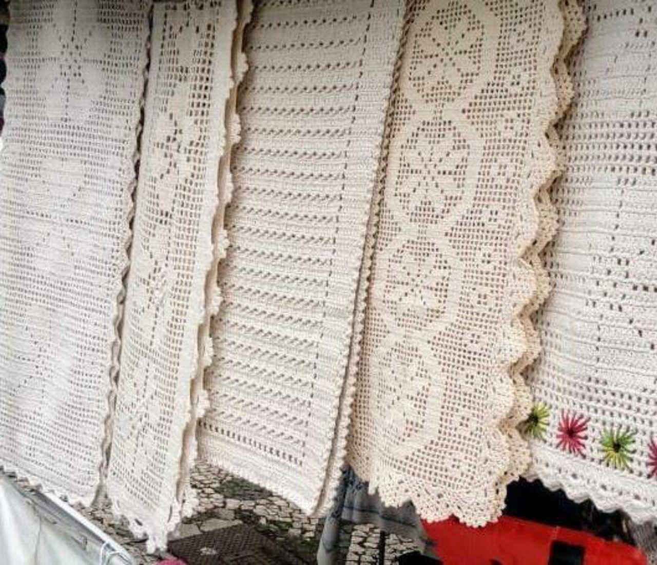Algumas peças da marca AN Crochês em exposição, no Largo da Ordem.