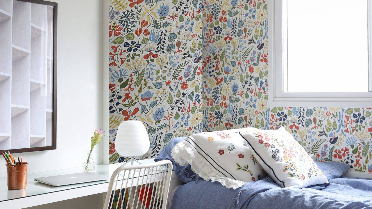 No quarto de uma das crianças, o floral escandinavo com pegada maximalista torna o espaço mais lúdico e divertido.