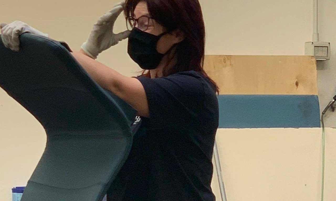 Operária da Billiani volta ao trabalho na linha de produção. 