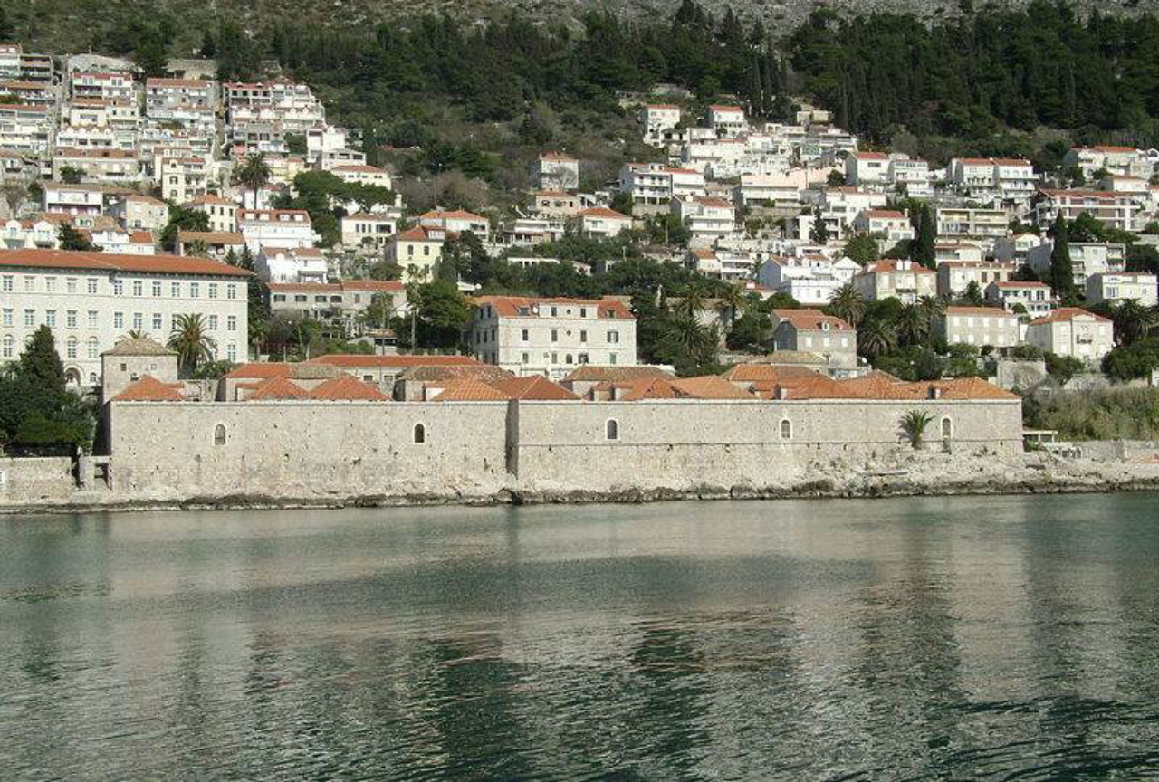 Lazarettos (em primeiro plano) construídos para quarentena em Dubrovnik.