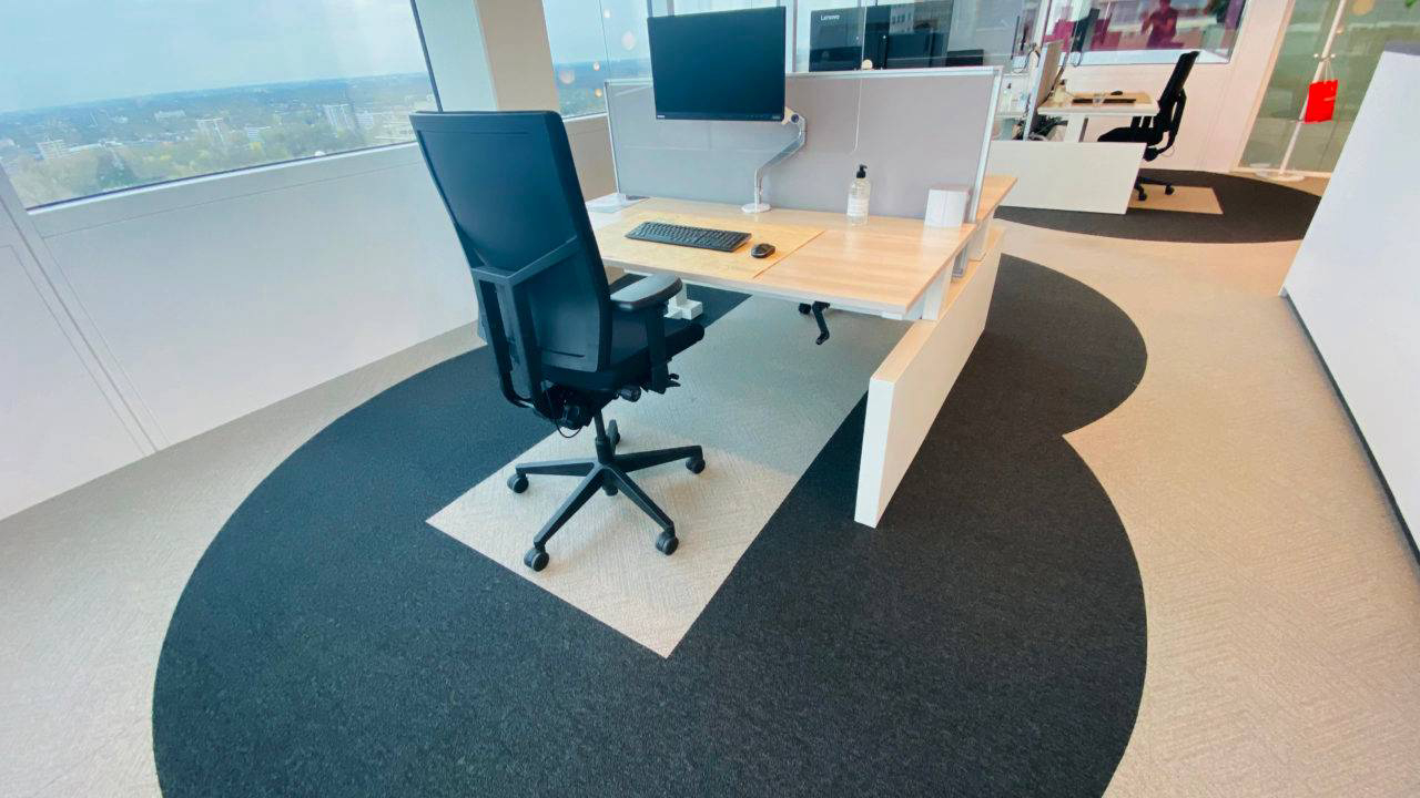 Projeto Six Feet Office, na Holanda, de Cushman &amp; Wakefield, propõe que trabalhadores fiquem sempre a dois metros de distância uns dos outros.