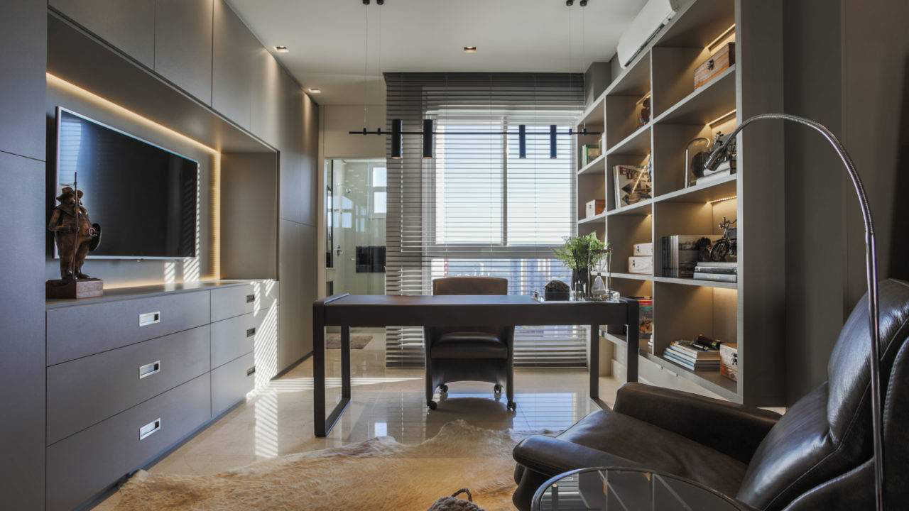 Cômodo de apartamento de 380 m² foi transformado em espaço exclusivo de trabalho em projeto da arquiteta Juliana Meda.