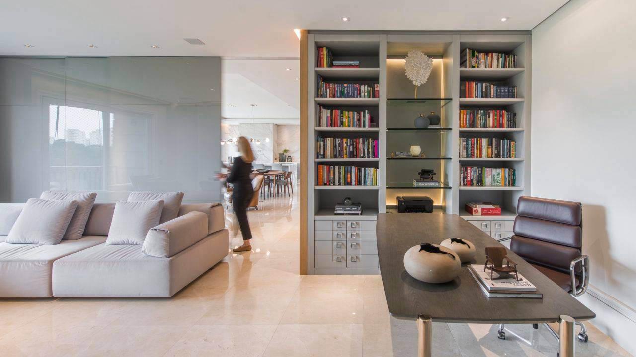 Espaço para home office foi integrado aos ambientes sociais nesse apartamento assinado pela arquiteta Sharise Gulin.