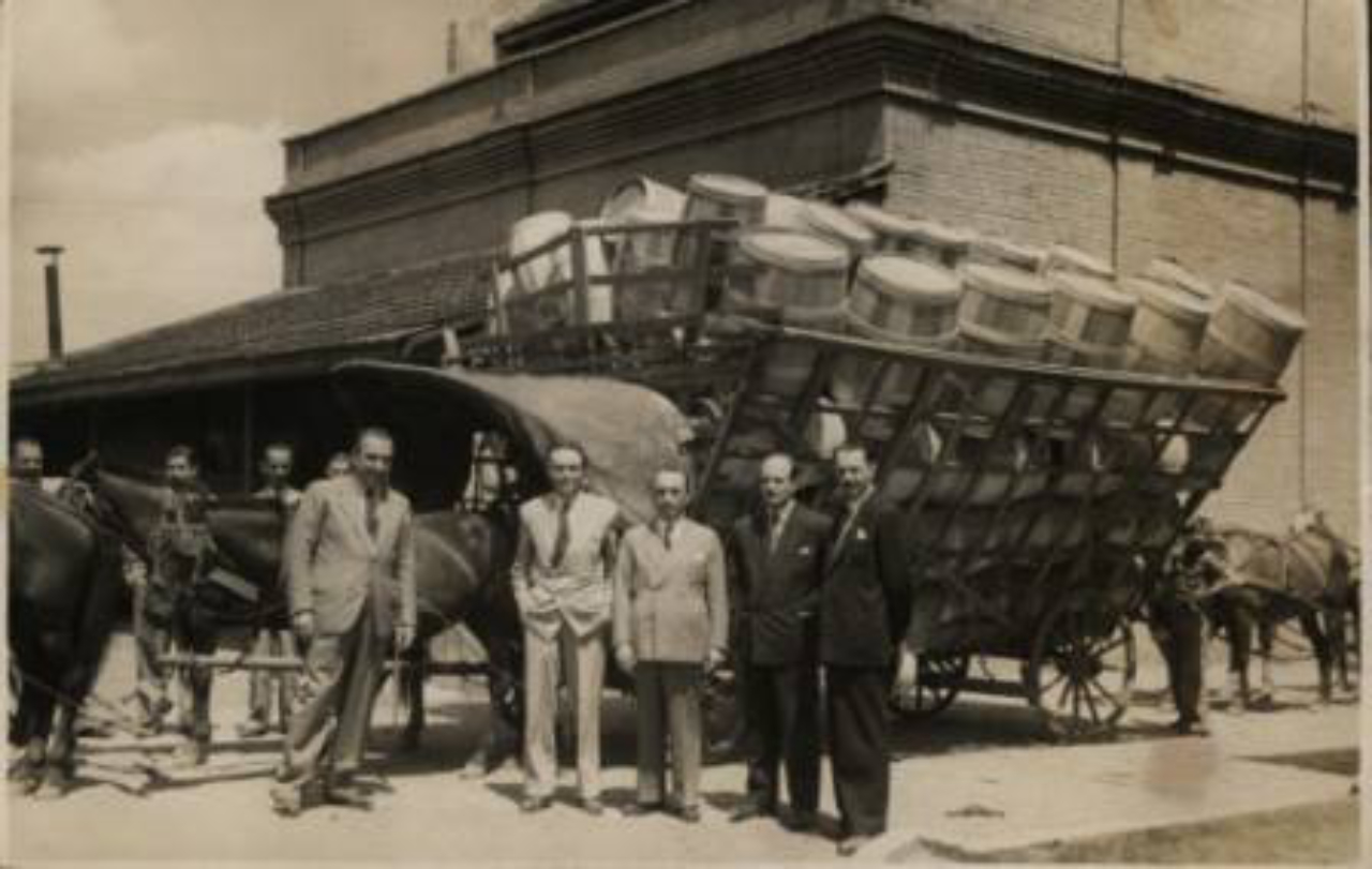 Agostinho Ermelino de Leão Jr. durante o embarque de barricas vazias, que seriam devolvidas para o transporte de erva-mate. Foto: Arquivo Casa da Memória.