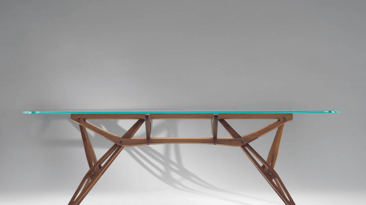 Mesa de Carlo Mollino, peça de 1948, reeditada pela Zanotta desde os anos 1990.