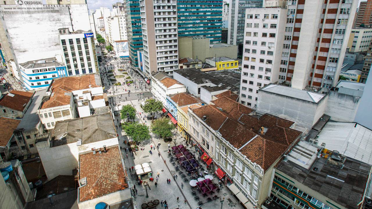 Vista aérea geral do calçadão da Rua XV de Novembro no centro de Curitiba