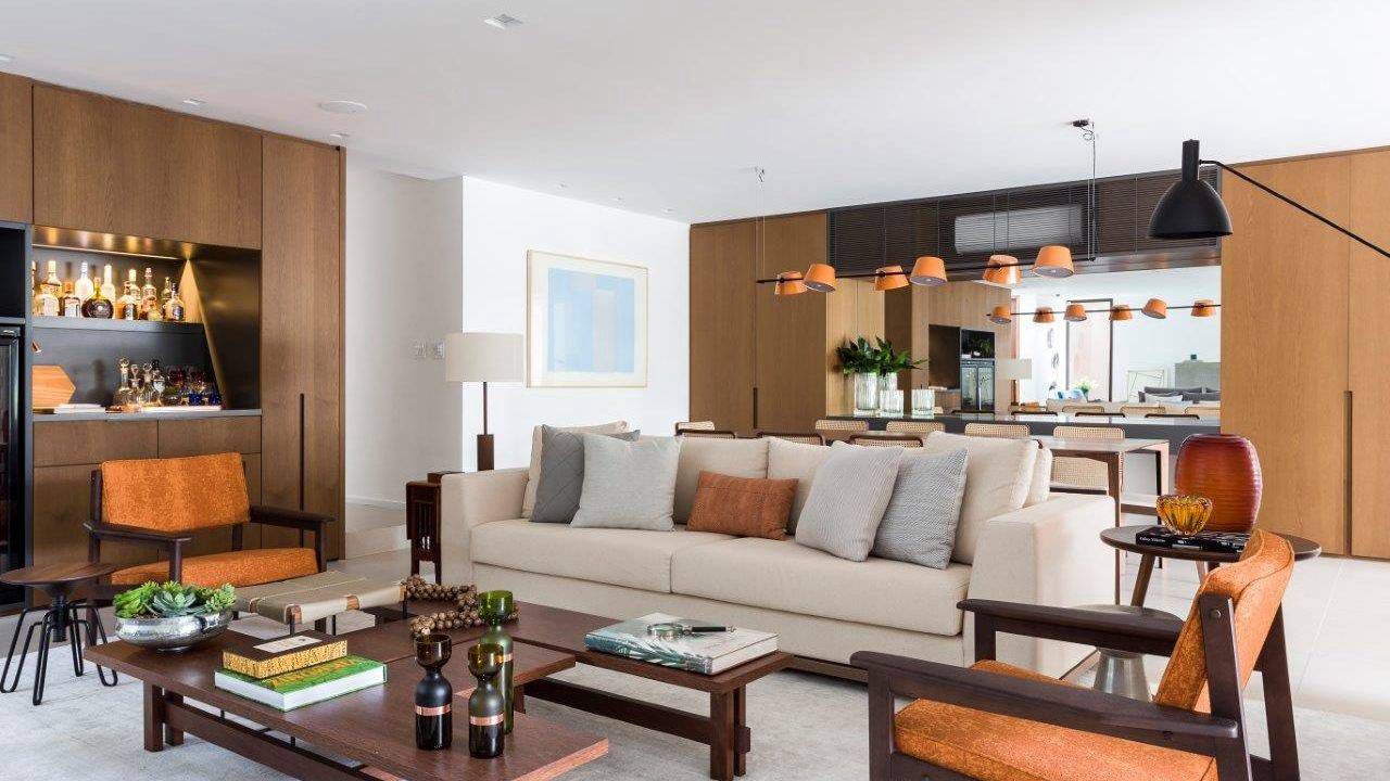Living integra salas de estar, jantar, lareira e TV para receber convidados com conforto. Foto: Ricardo Bassetti