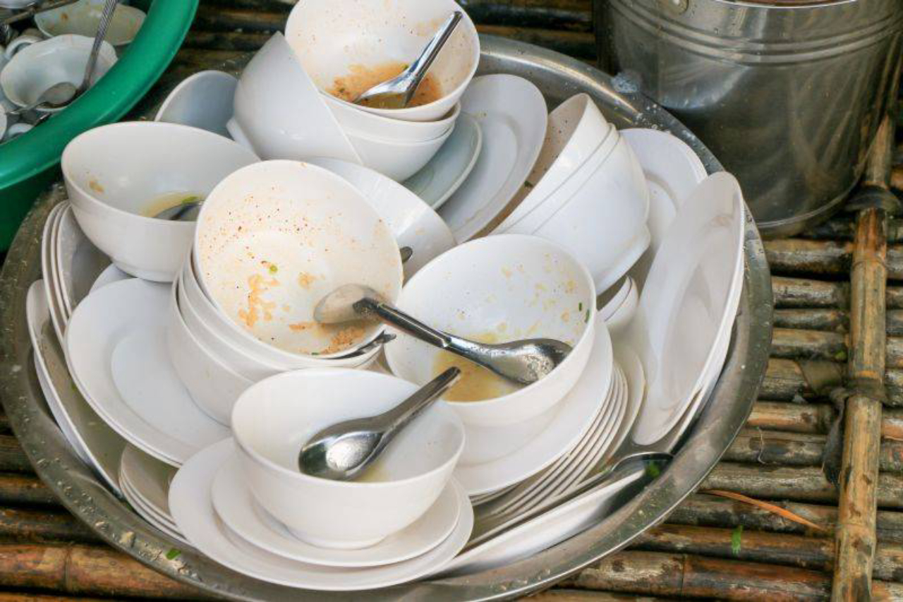 Restos de alimentos incrustados na louça tornam mais difícil a lavagem. Fotos: Bigstock