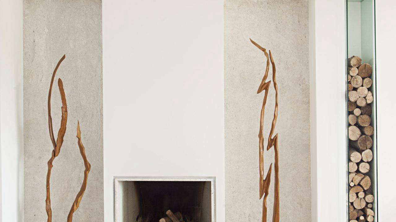 No projeto assinado por Ieda Korman, do escritório Korman Arquitetos, a lareira tradicional ganhou um nicho com fechamento específico para guardar as lenhas com a reforma. Foto: Gui Morelli