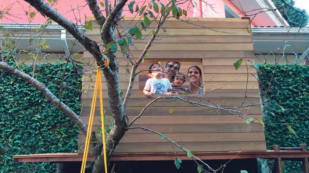 Luana e Jefferson usaram a pandemia para construir casa na árvore para os filhos. Foto: Reprodução/Acervo pessoal