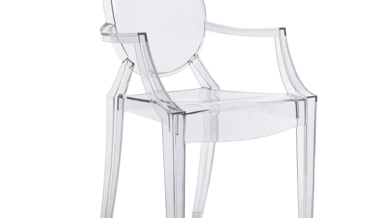 Cadeira Louis Ghost, do designer Philippe Starck, um clássico da marca. Foto: Divulgação 