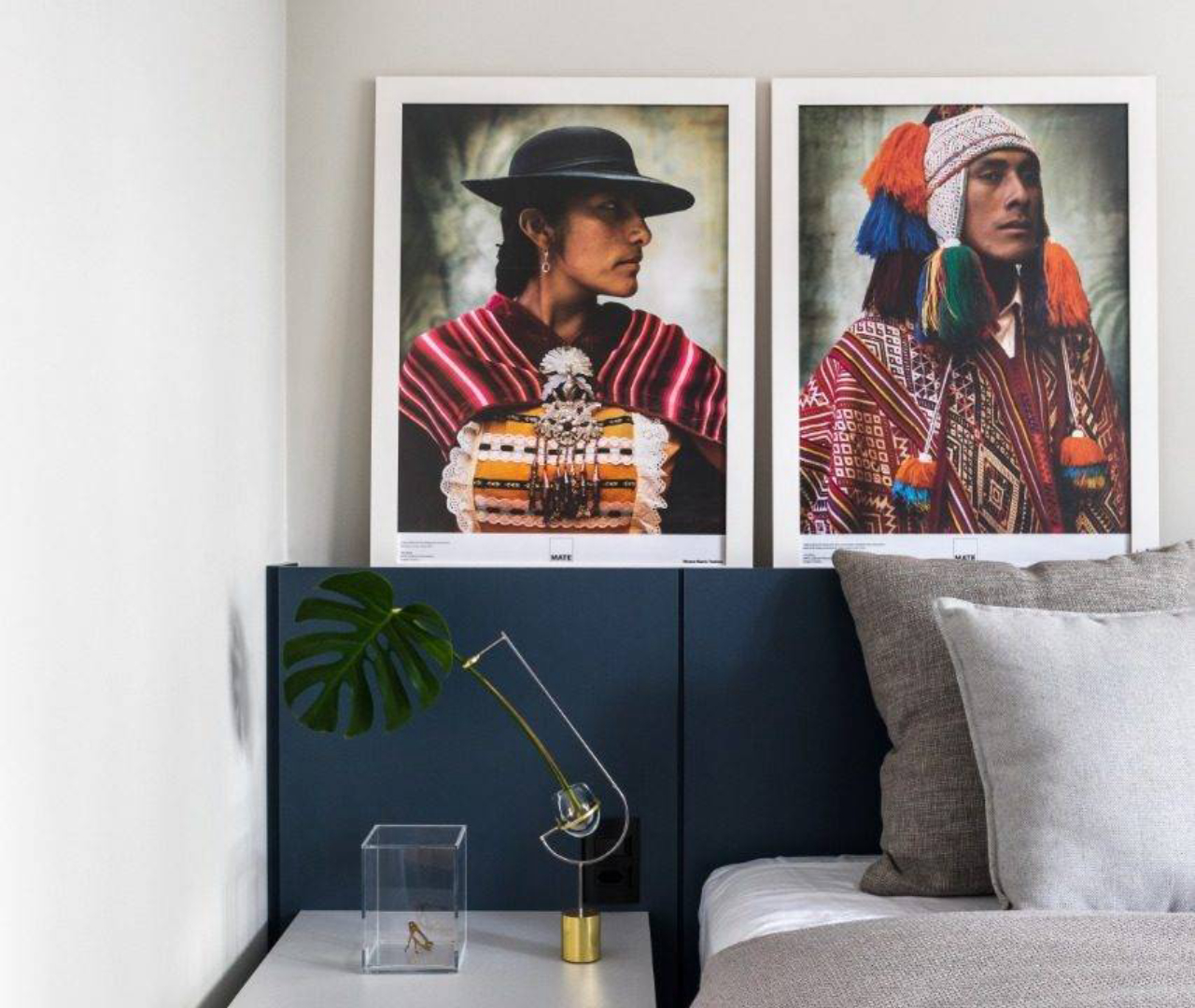 No dormitório, pontos de cor aparecem nos retratos e na cabeceira da cama. Foto: Eduardo Macarios/Divulgação