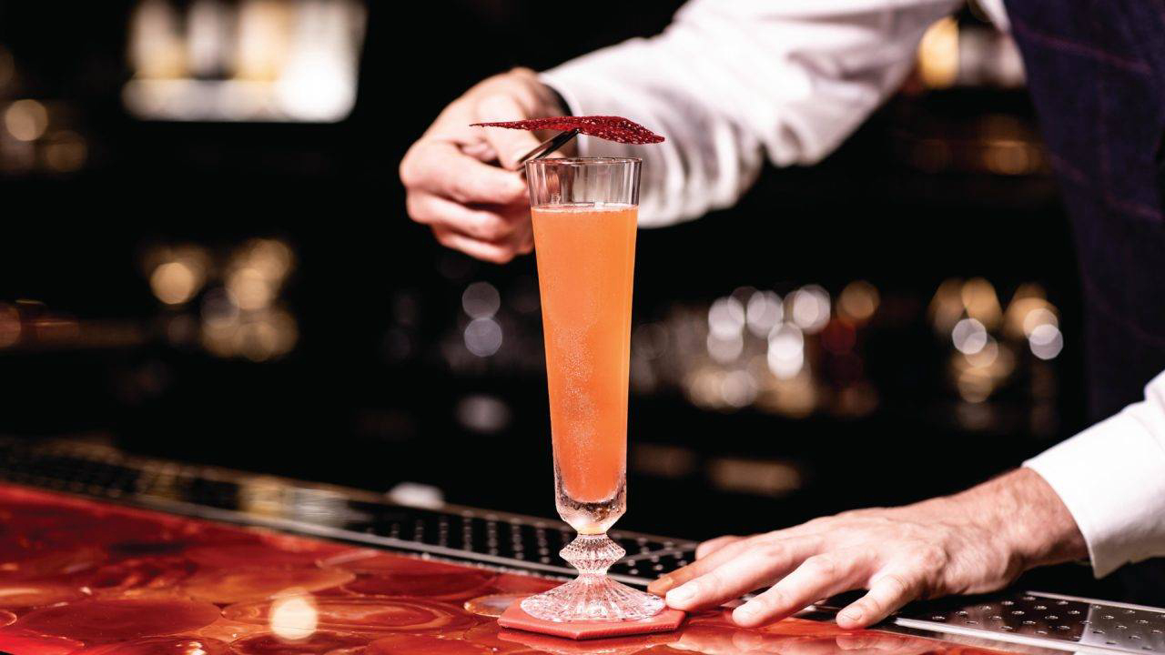 Todos os drinks do Bar Baccarat serão servidos em copos de cristais da maison francesa. Foto: Barney/Divulgação