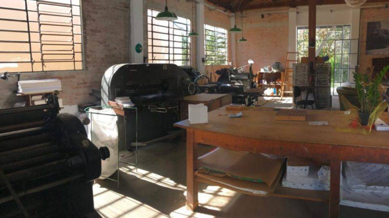 A empresária à frente do negócio está restaurando todos os móveis e maquinários da antiga oficina de tipografia. Foto: Arquivo pessoal/Raquel Gapski