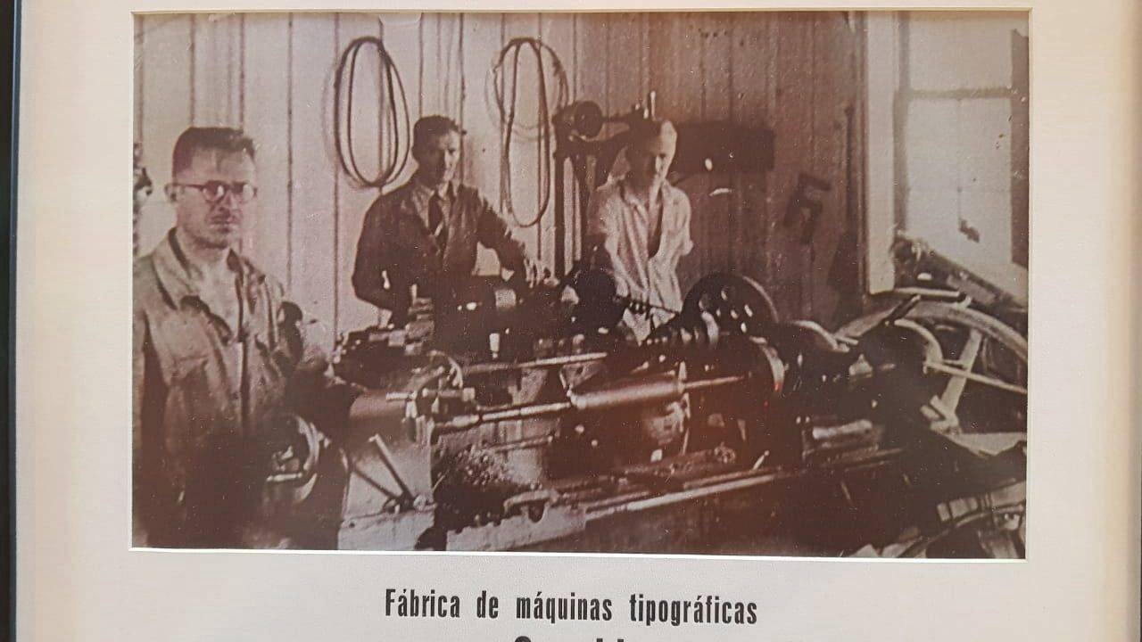 Da esquerda para a direita, os irmãos Paulo, Jango e Zico Gapski, fundadores da fábrica de máquinas tipográficas e posteriormente da tipografia. Foto: Arquivo pessoal/Raquel Gapski 
