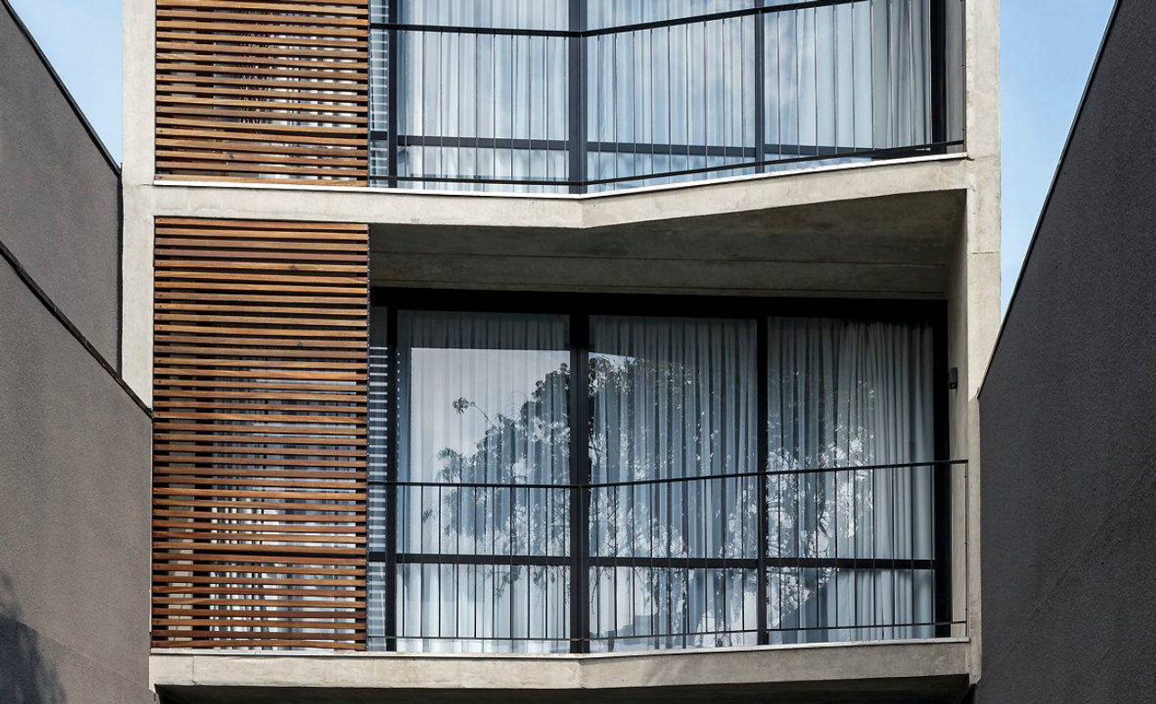 Térreo livre permite permeabilidade visual entre o edifício e a rua. Foto: Leonardo Finotti