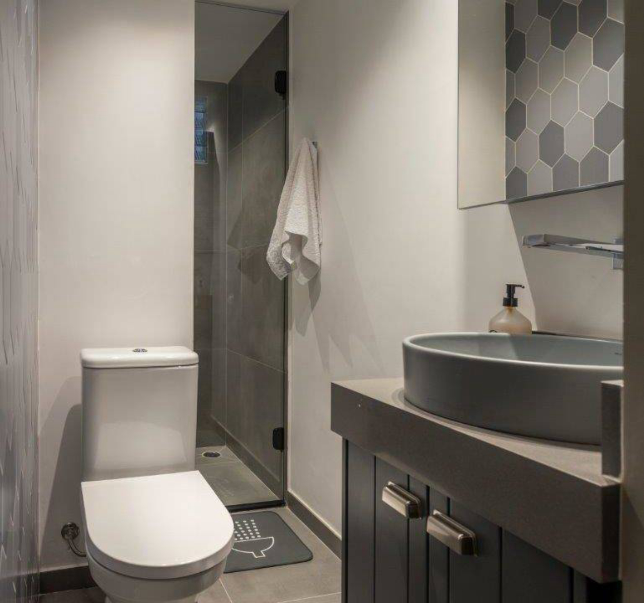 Banheiro utilizado pelo filho do casal e que faz a vez de lavabo no apartamento. 