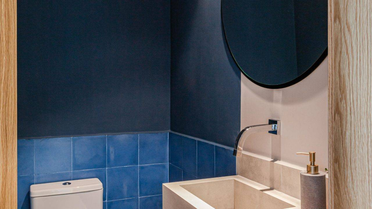 Além de aparecer no teto, o famoso azul de Natália foi a cor escolhida para integrar o banheiro