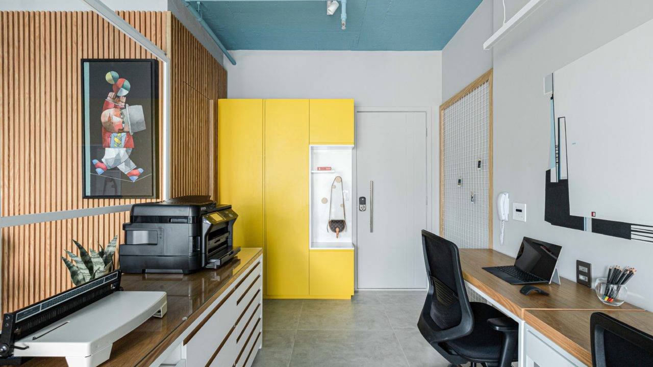 A arquiteta buscou utilizar as cores sem sobrecarregá-las para evitar um espaço de trabalho cansativo