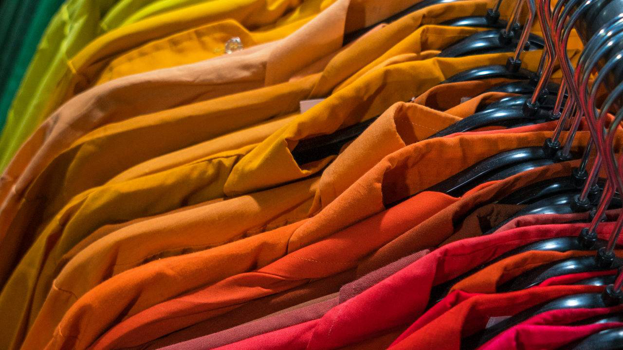 Organizar as roupas dentro de uma paleta de cores cria uma visão harmônica para o armário. Foto: Bigstock