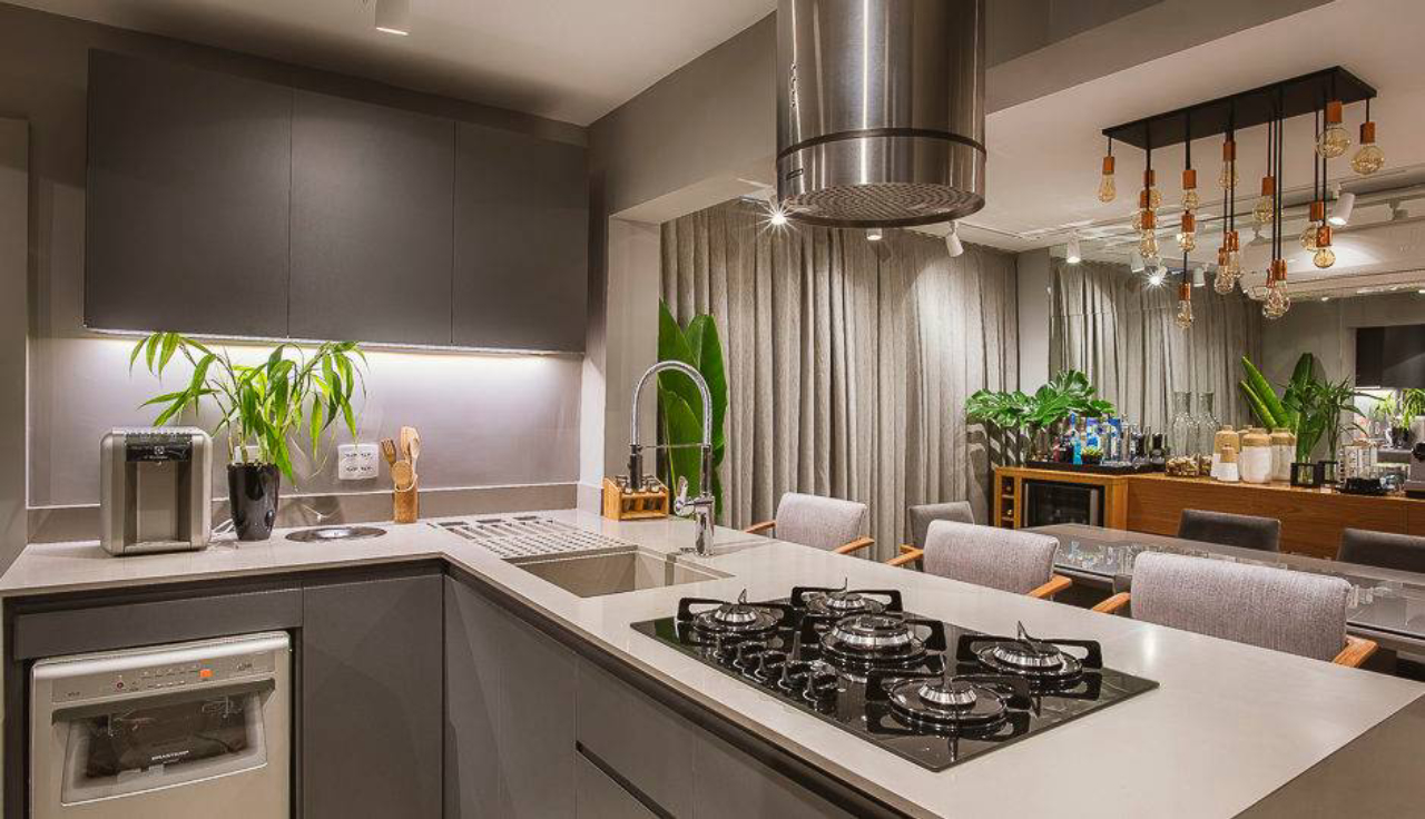 Bancada em ilha ou península permite cozinha aberta e integrada