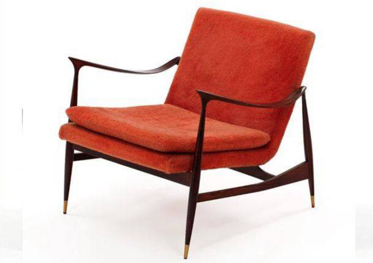  A cadeira Dinamarquesa, de 1959, uma de suas peças mais icônicas, une a delicadeza do design com a robustez da madeira jacarandá. 