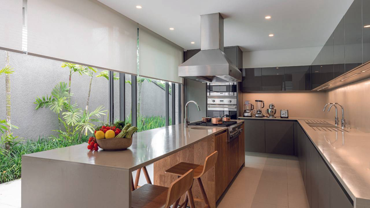  Na cozinha interna, a praticidade foi o ponto de partida no projeto assinado pela Bernardes Arquitetura.