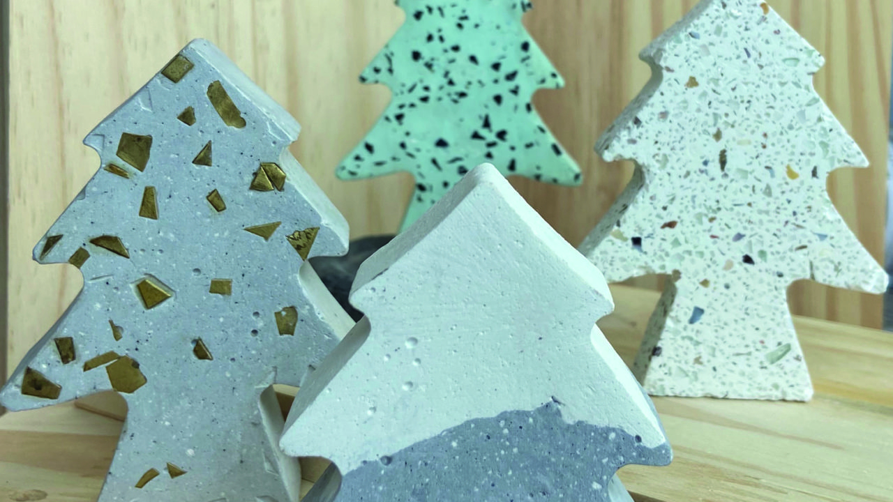  As árvores natalinas em concreto da Paula Goedert Artesanias podem ser usadas para compor a mesa de Natal, criar composições com outros objetos ou mesmo para presentear.